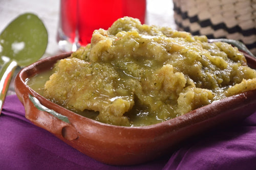 Chicharron en salsa verde con calabazas, pluma al ajillo y frijoles